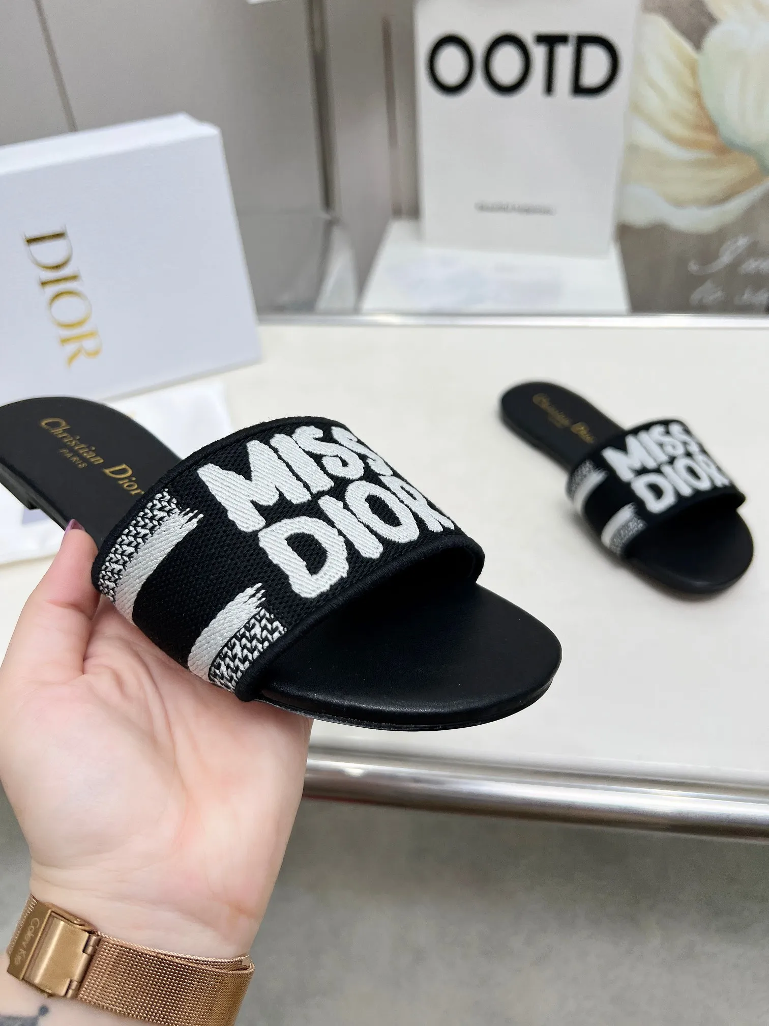 👟👟Ex-factory price 300👟👟 •Dior women's presbyopic embroidered leather-soled slippers Christian Dior has always been synonymous with magnificence and elegance, and has always been at the top of the fashion world👍 What is particularly worth mentioning is: the embroidered ✨ pattern on the sole, which reproduces one of the cherished symbols of Christian Dior✅More than a hundred colors to choose from ◽️️Upper: selected top-quality embroidered cotton ◽️Inner lining: imported sheepskin ◽Number 35-40 (41.42.43 customized)